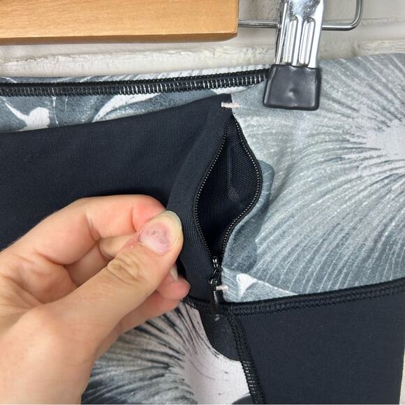 Calia by Carrie Underwood Dark Floral Mesh Athletic Leggings Size M - Picture 10 of 10